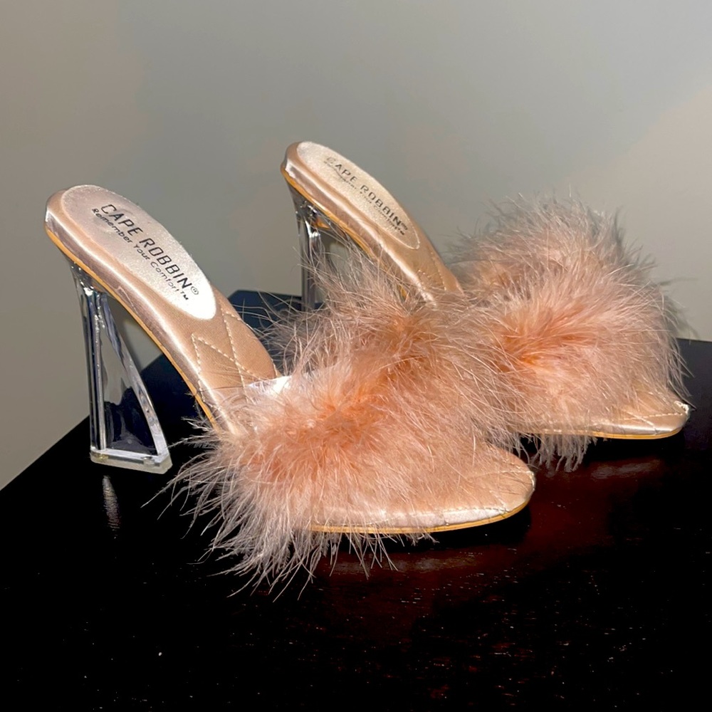 NWOT - Feather slip in heels